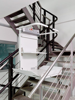 Наклонный подъемник для физически ослабленных лиц (наклонная платформа)