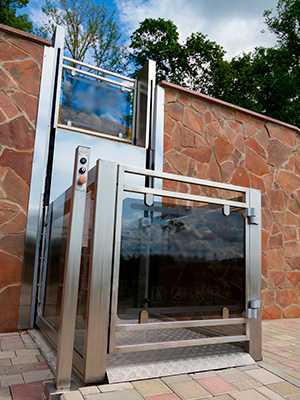 Вертикальный подъемник для физически ослабленных лиц (вертикальная платформа)