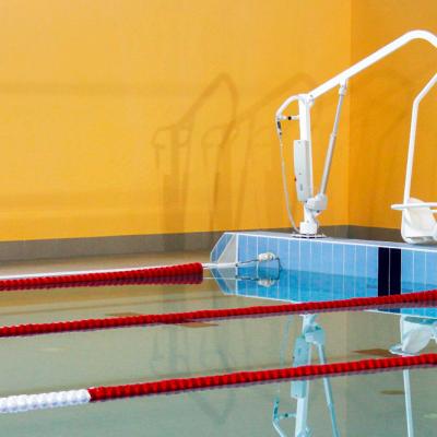 Подъемник для бассейна для инвалидов