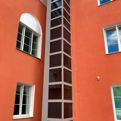 Закрытая платформа вертикального перемещения